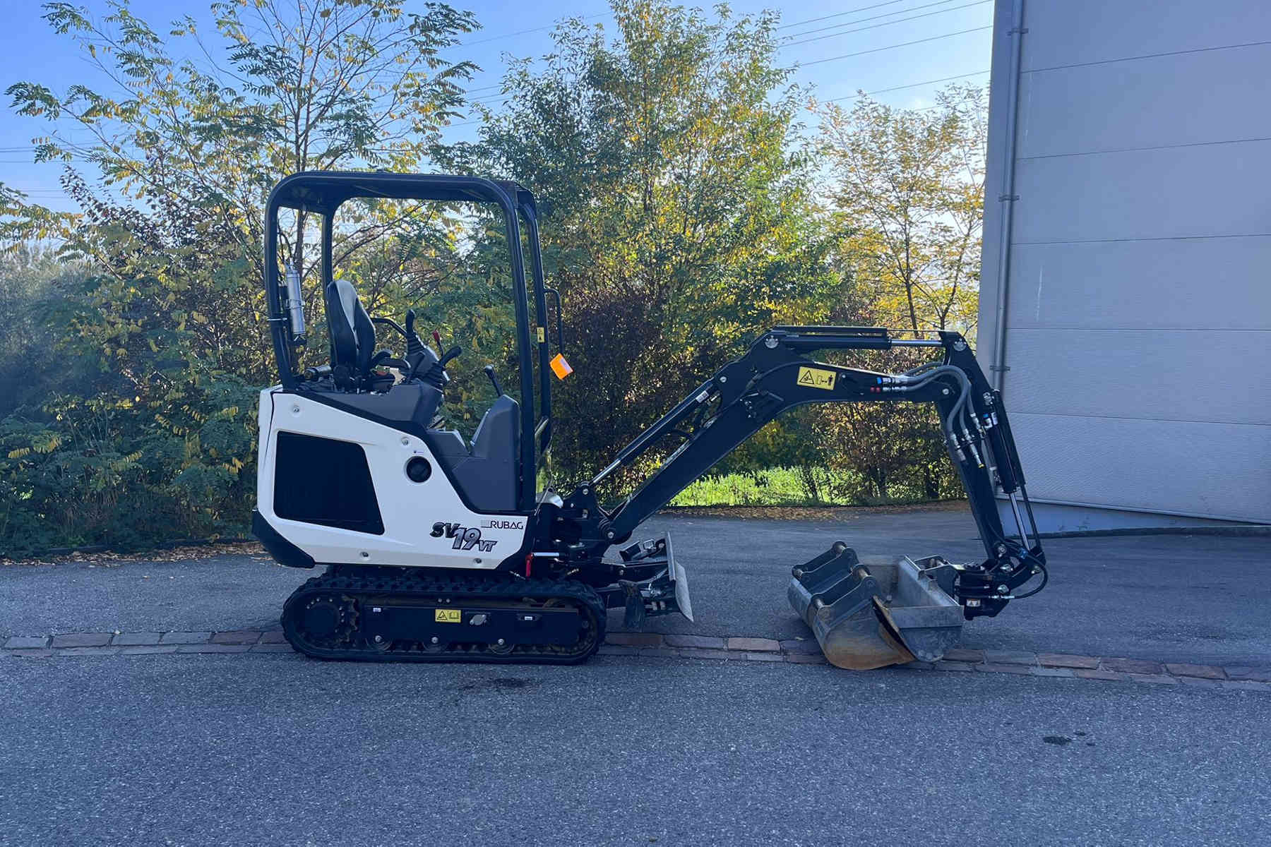 RUBA4336_2607433 vehicle image