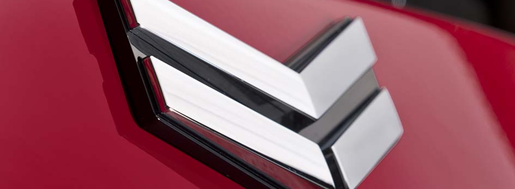 Silbriges YANMAR Emblem auf Maschine