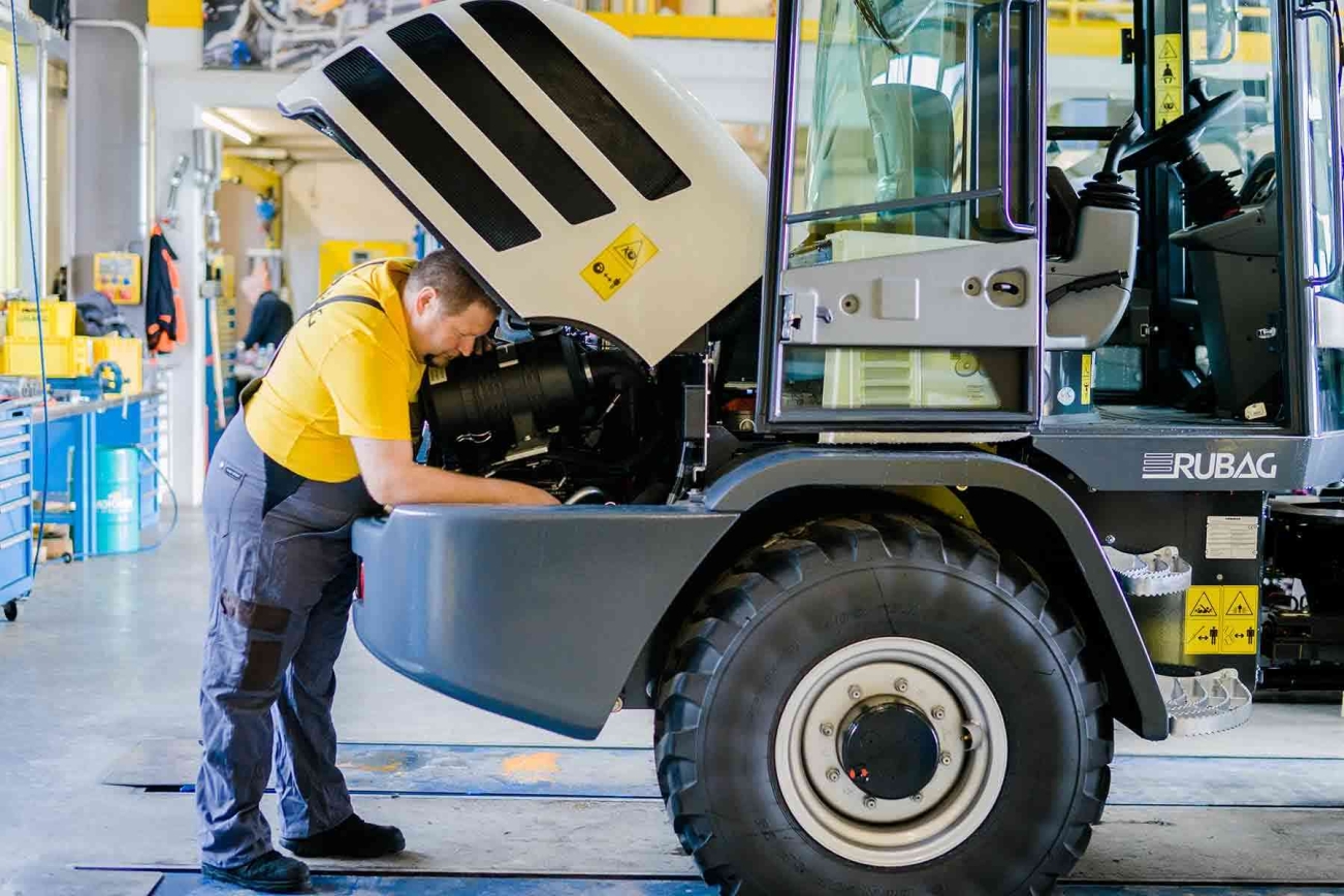 RUBAG Baumaschinen Filiale Hellbühl mit Vibroplatten vor dem Haupteingang