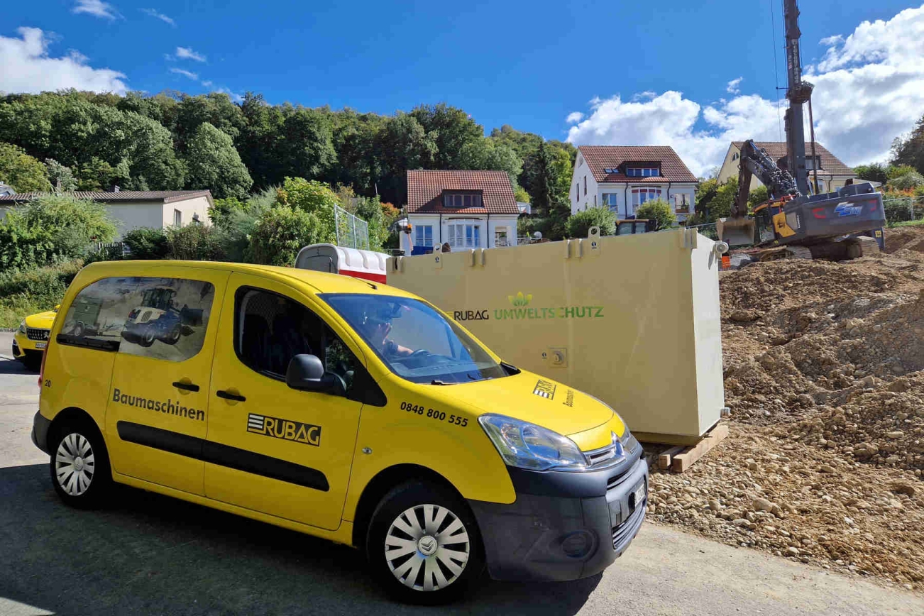 RUBAG Service-Auto bei Gewässerschutzanlage