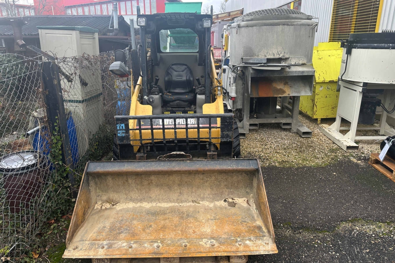 CAT Kompaktlader in gelb von vorne