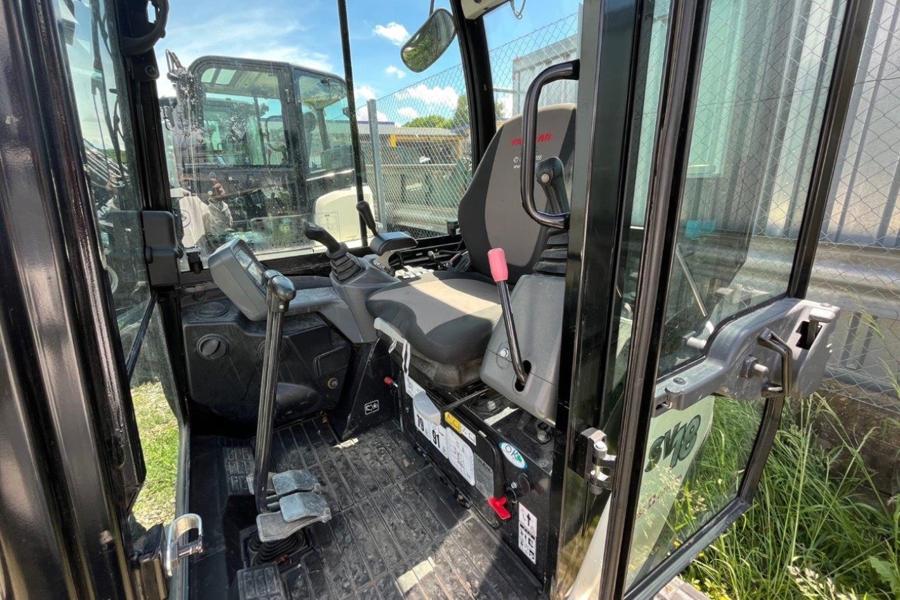 YANMAR Raupenbagger SV18 von innen