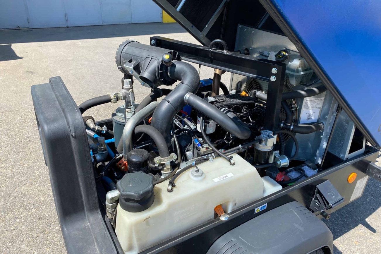 COMPAIR Kompressor C25 von der rechten Seite innen