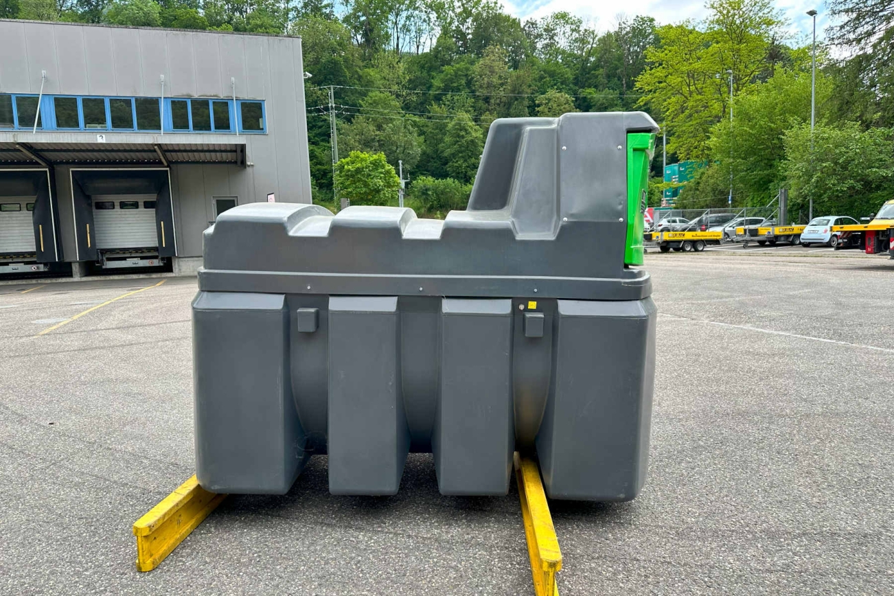 RUBAG FuelMaster 2500 Swiss Premium Stationärer Tank von der linken Seite
