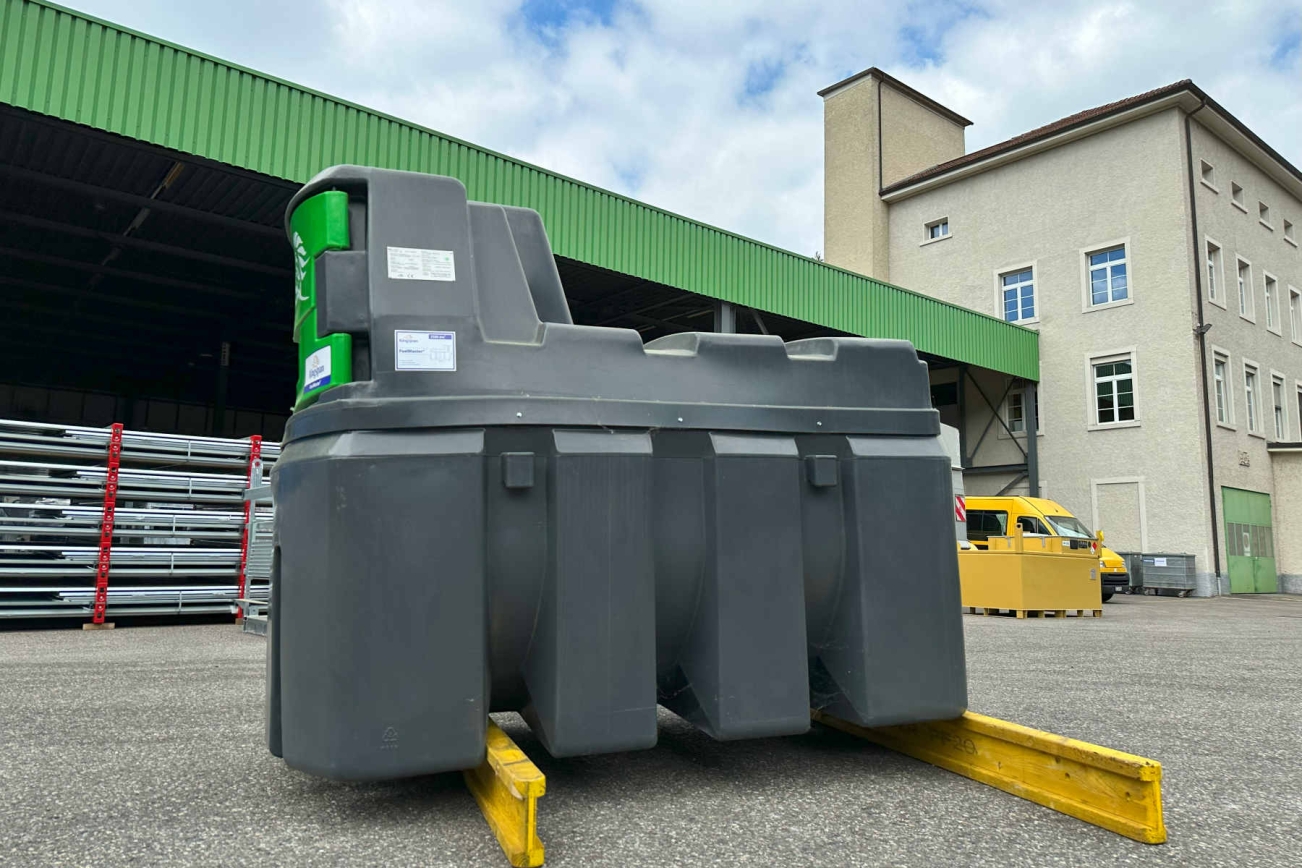 RUBAG FuelMaster 2500 Swiss Premium Stationärer Tank von der rechten Seite