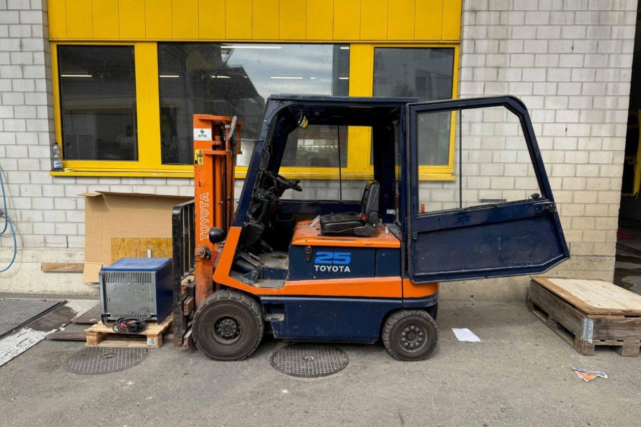 TOYOTA Gabelstapler FBM 25 von der linken Seite mit offener Tür