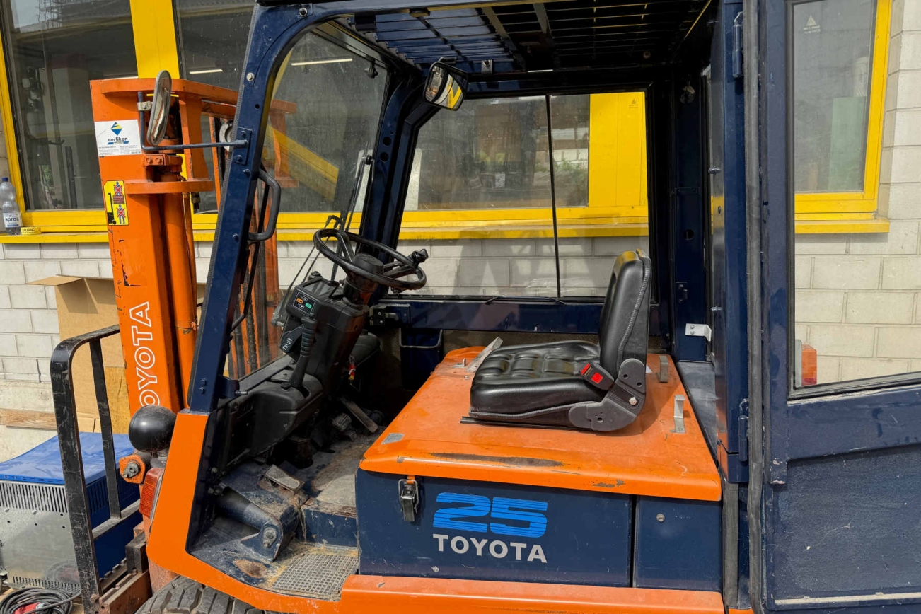TOYOTA Gabelstapler FBM 25 von innen