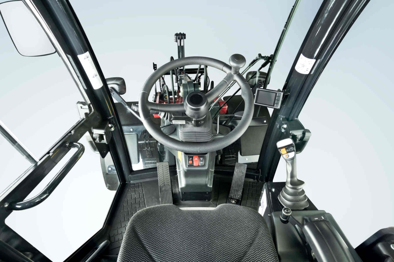 YANMAR Radlader V7-HW von innen