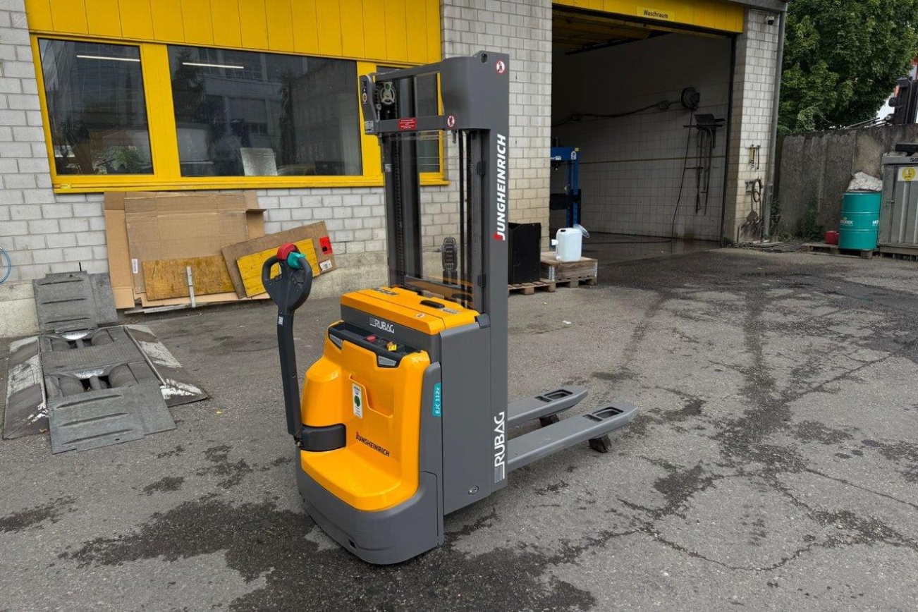 JUNGHEINRICH Elektro-Deichselstapler EJC 112z von hinten