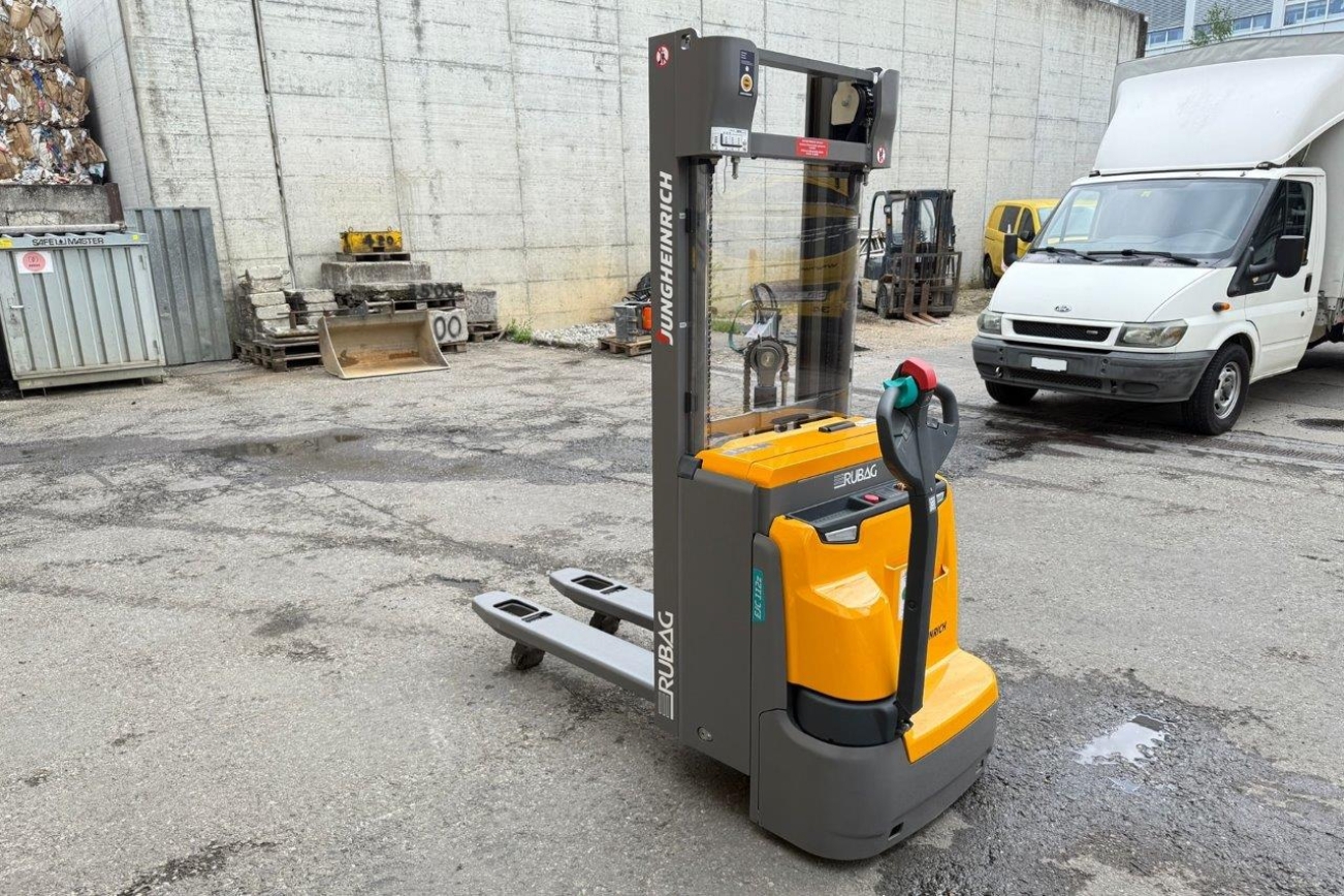 JUNGHEINRICH Elektro-Deichselstapler EJC 112z von vorne
