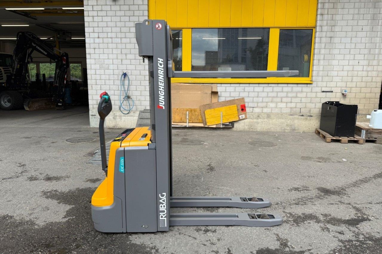 JUNGHEINRICH Elektro-Deichselstapler EJC 112z von der rechten Seite