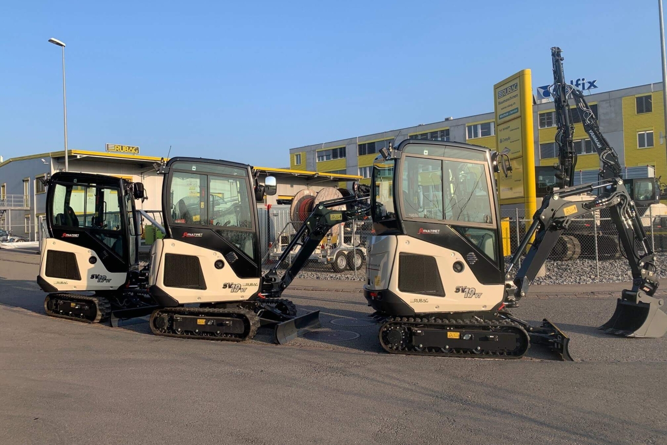 3 Bagger auf Strasse vor RUBAG Filiale Otelfingen