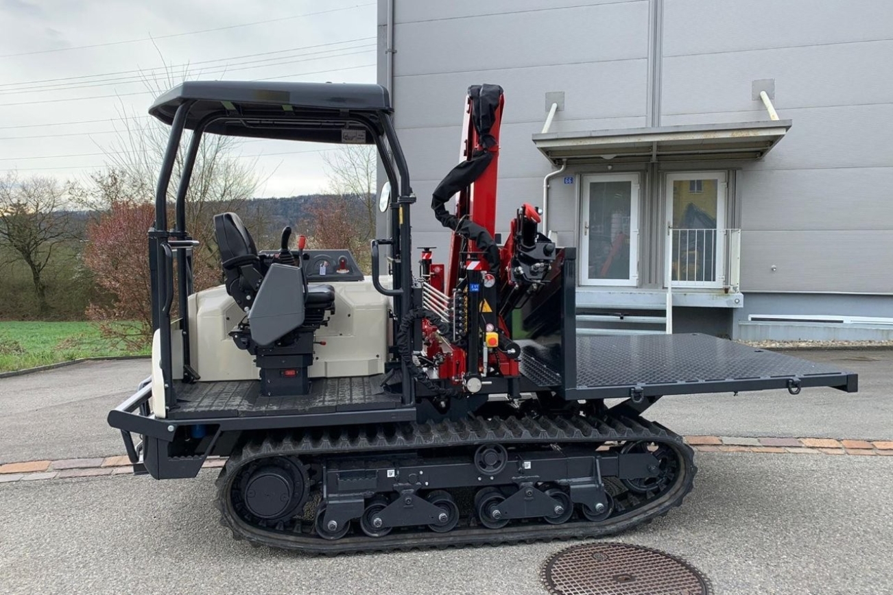 YANMAR Raupendumper C30-3 mit Kran HMF 270 von rechts
