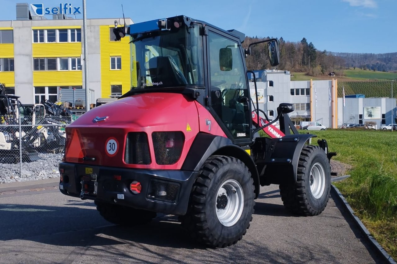 YANMAR Radlader V7 von hinten
