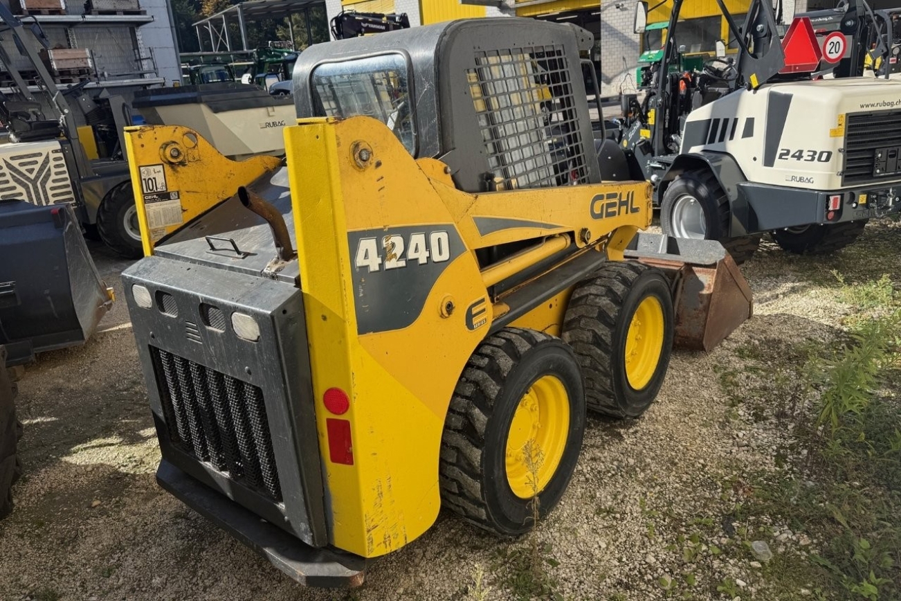 Gehl Kompaktlader SL4240 von der rechten Seite