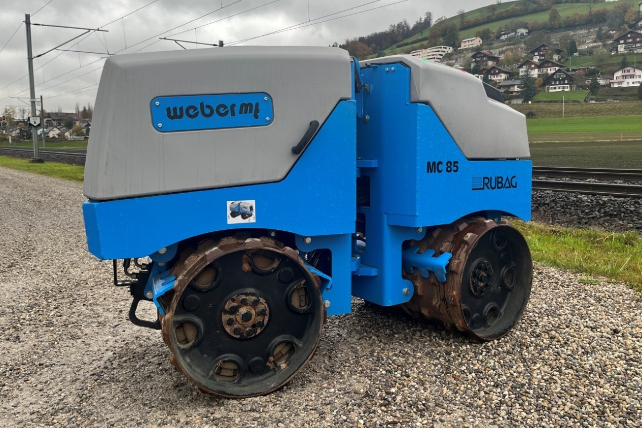 WEBER knickgelenkte Grabenwalze MC85 CCD von der Seite