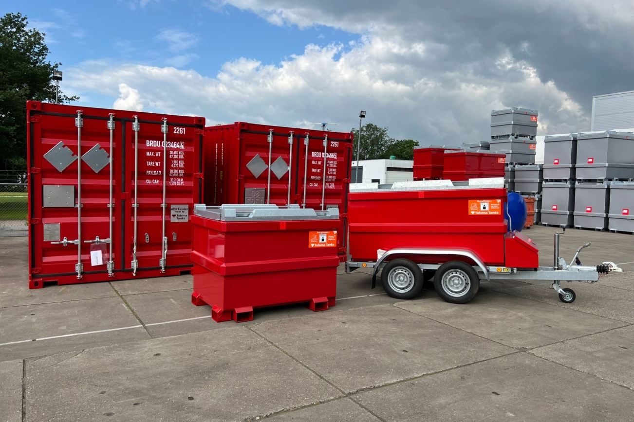 Produktbild Tankanhänger mit Tank daneben auf dem Boden