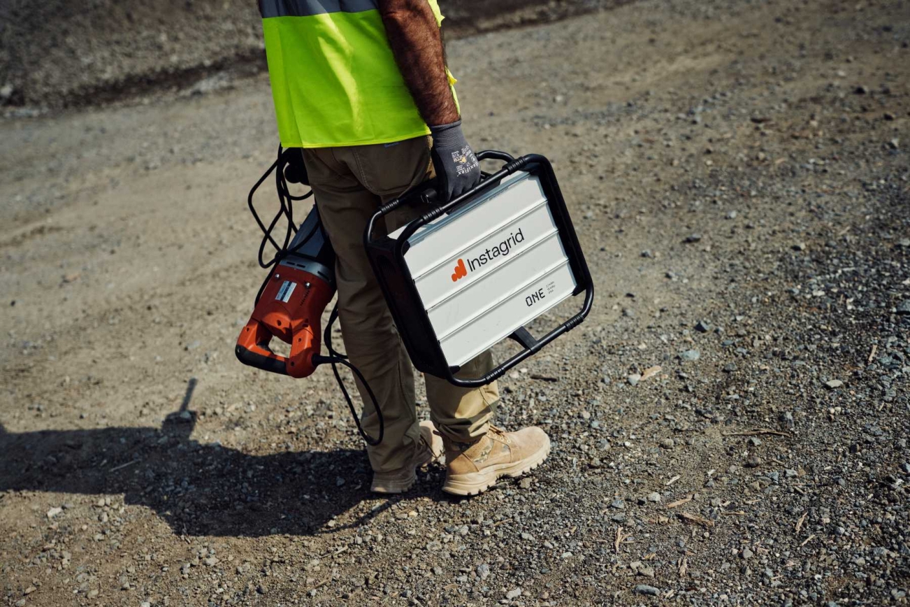 Bauarbeiter trägt Instagrid One Akkupack