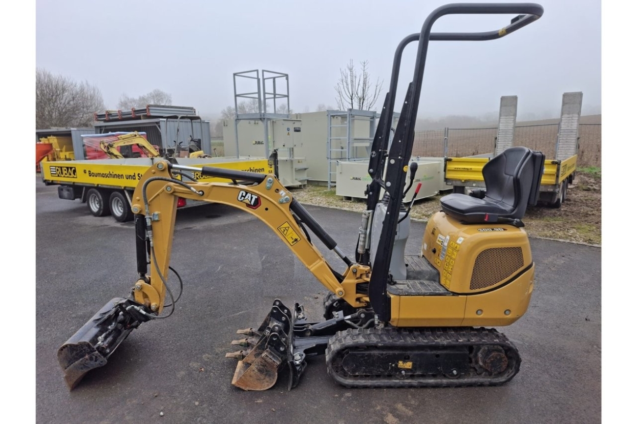 CAT Raupenbagger 300.9D von der linken Seite