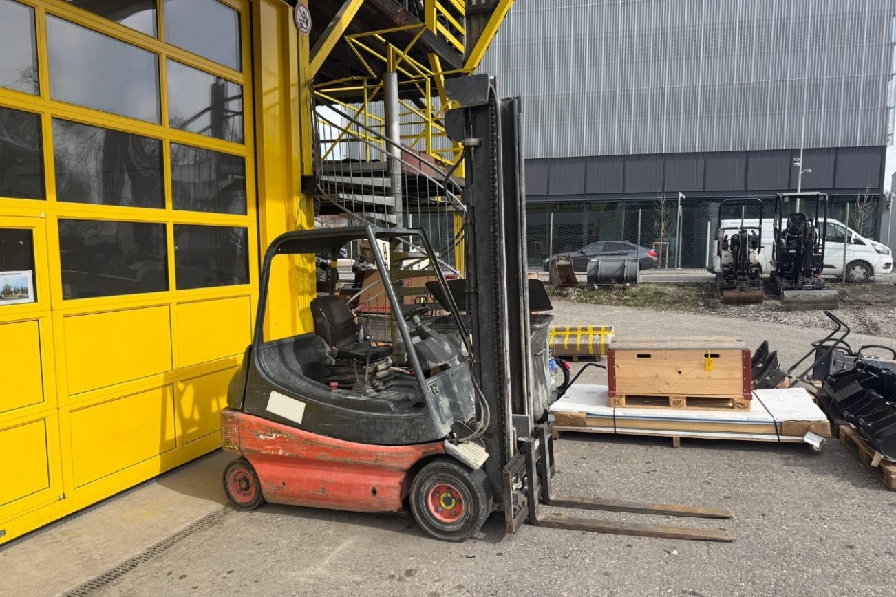 Linde Elektrostapler E25-01 SN 007325 von der rechten Seite