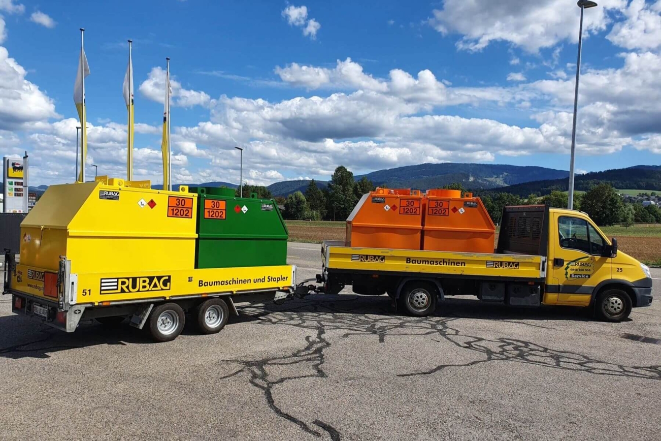 RUBAG Lieferwagen mit Baustellentanks auf Anhänger