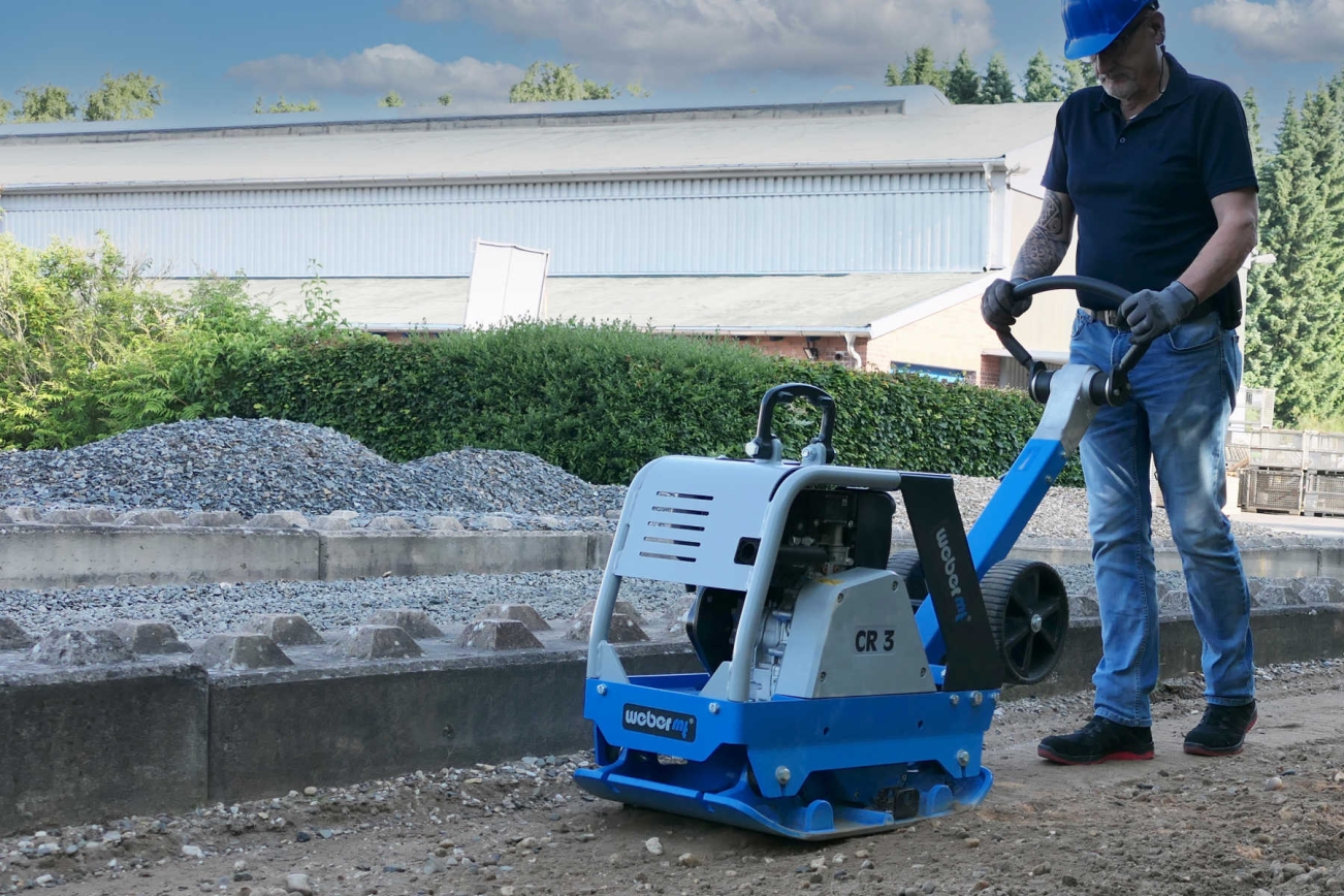 WEBER Vibrationsplatte CR 3 Ruettelplatte Einsatzbild mit Zusatzrad