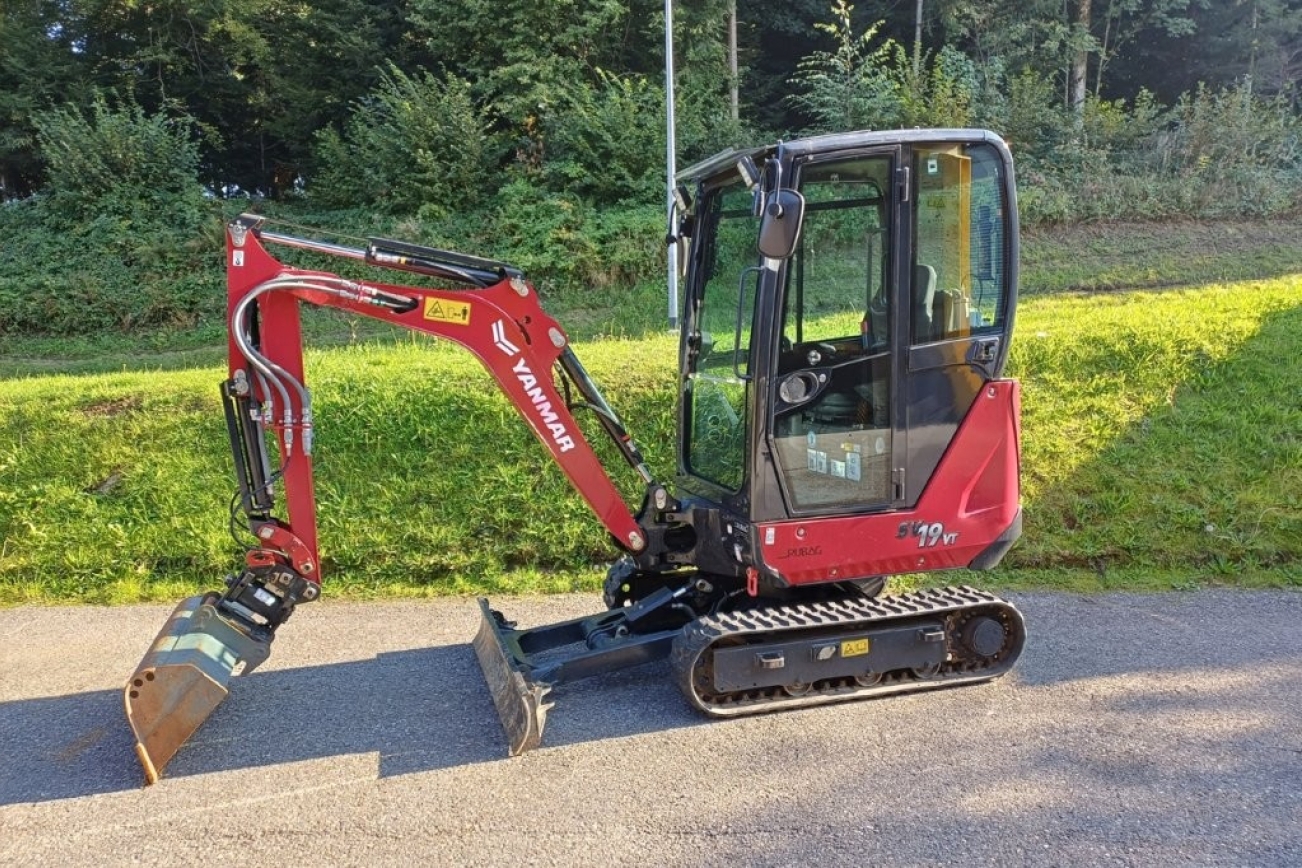 YANMAR Raupenbagger SV19 mit Kabine in rot von der linken Seite