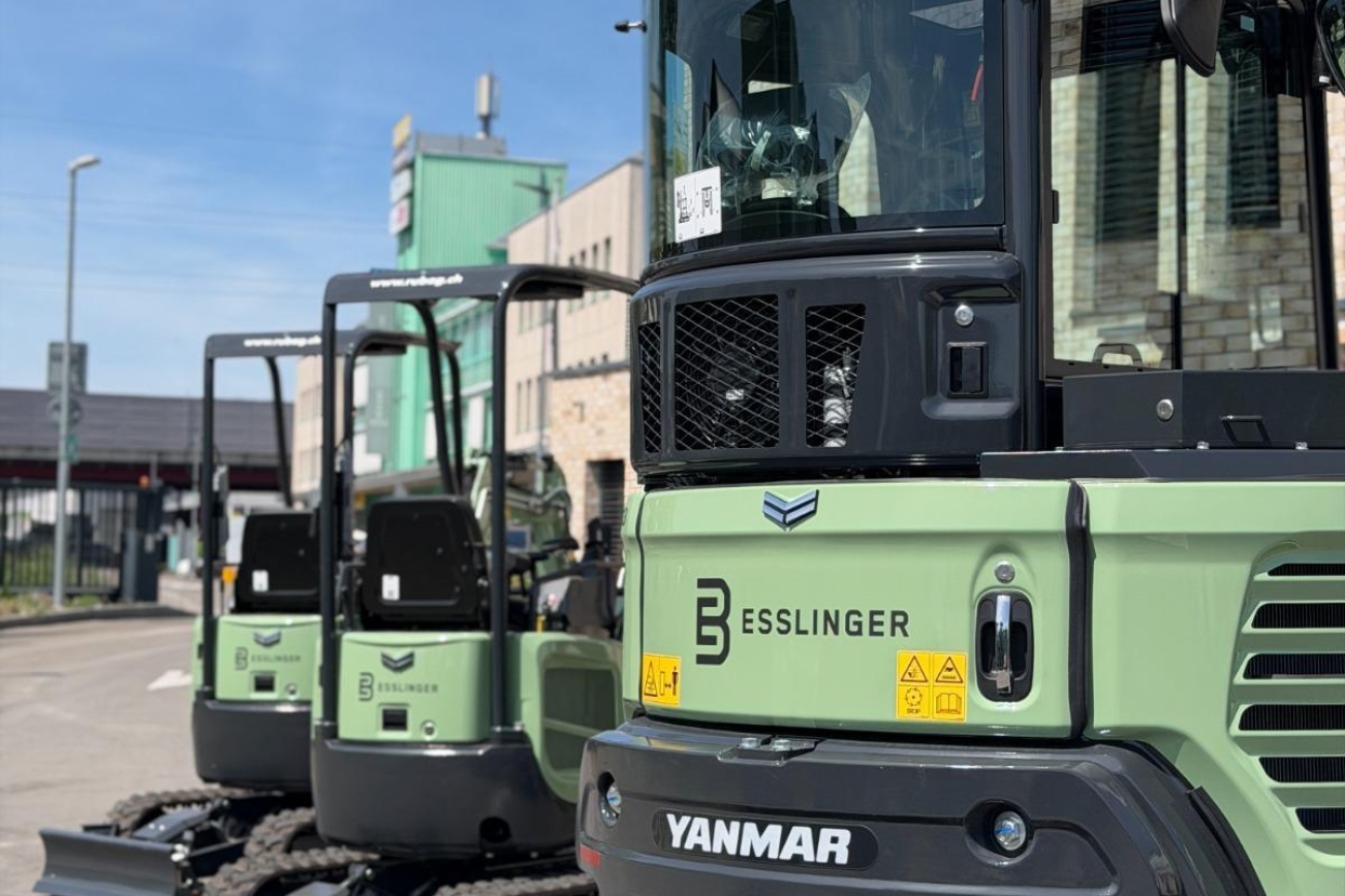 3 YANMAR Bagger in Esslinger Lackierung von hinten fotografiert