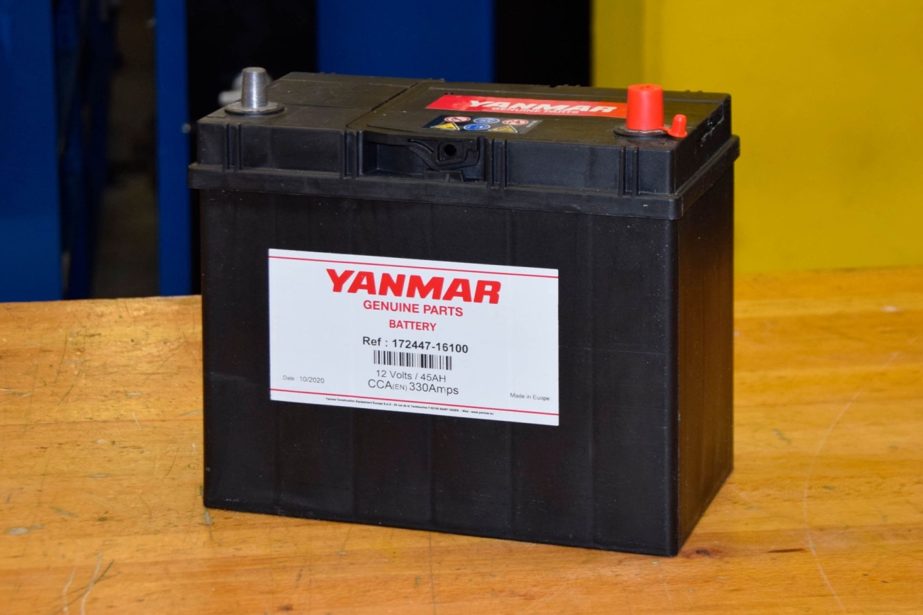 Foto einer Yanmar Batterie auf dem Tresen