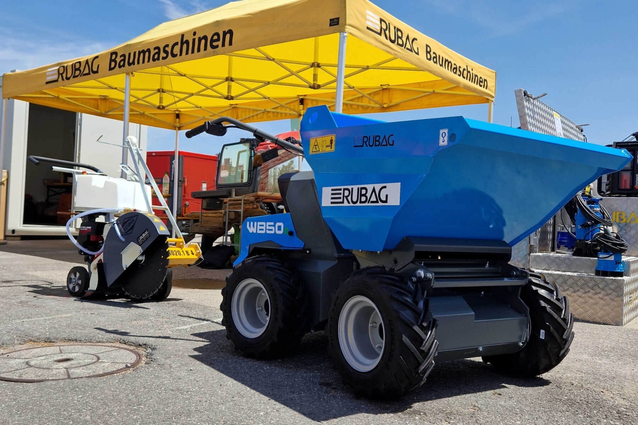 Blauer Mini Elektrodumper am Messestand