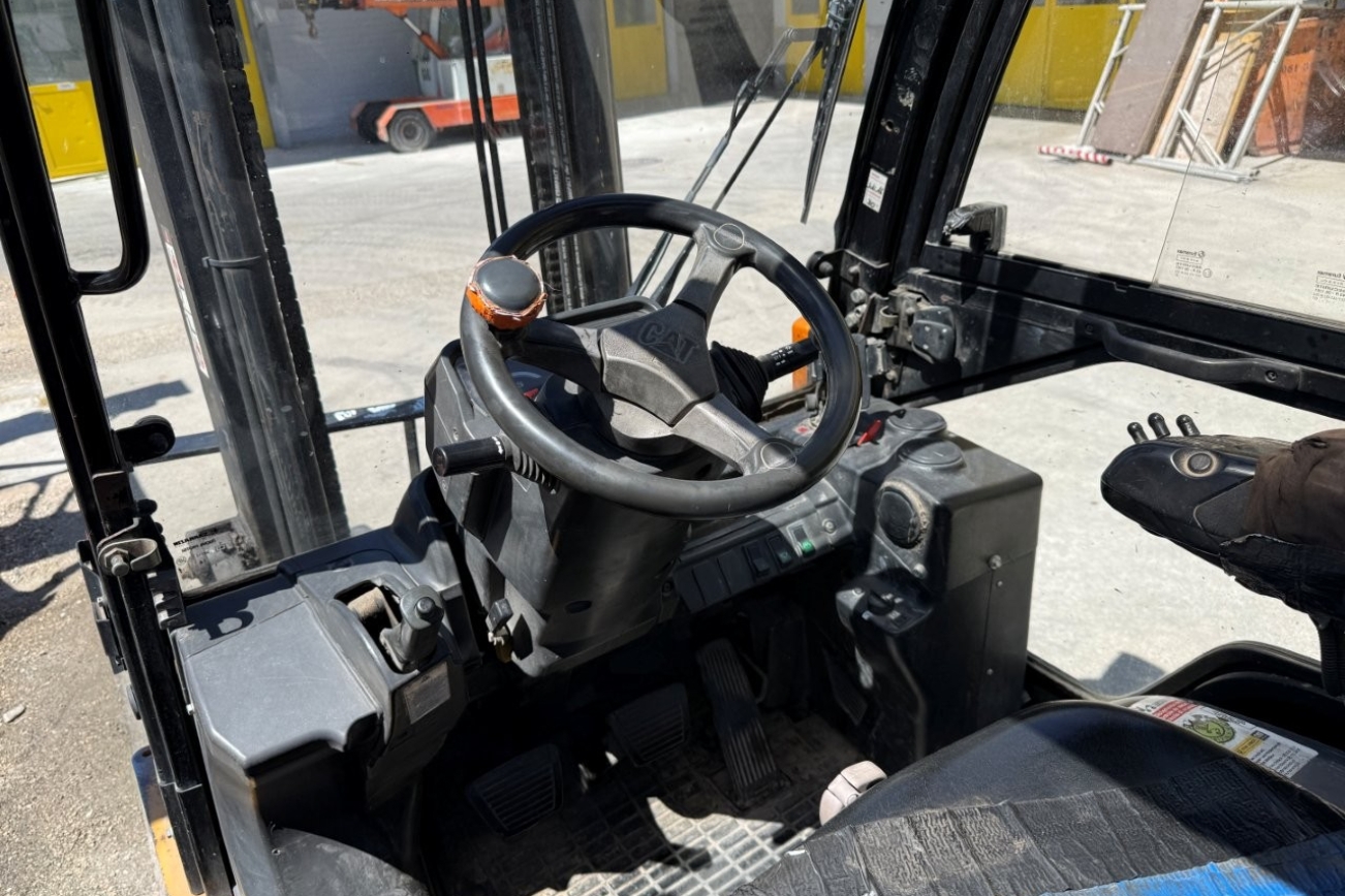 CAT Gabelstapler DPN25N von innen