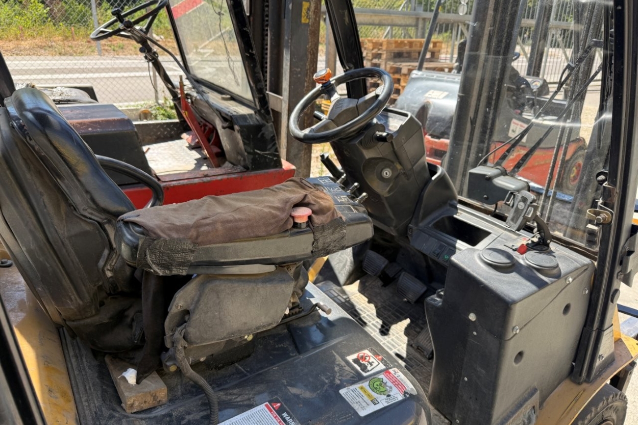 CAT Gabelstapler DPN25N von innen