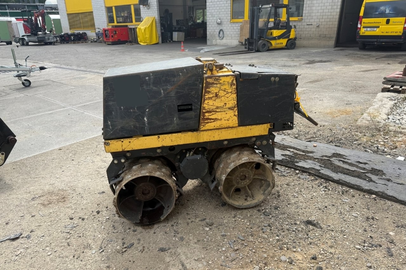 Bomag Walze BMP 851 von der linken Seite