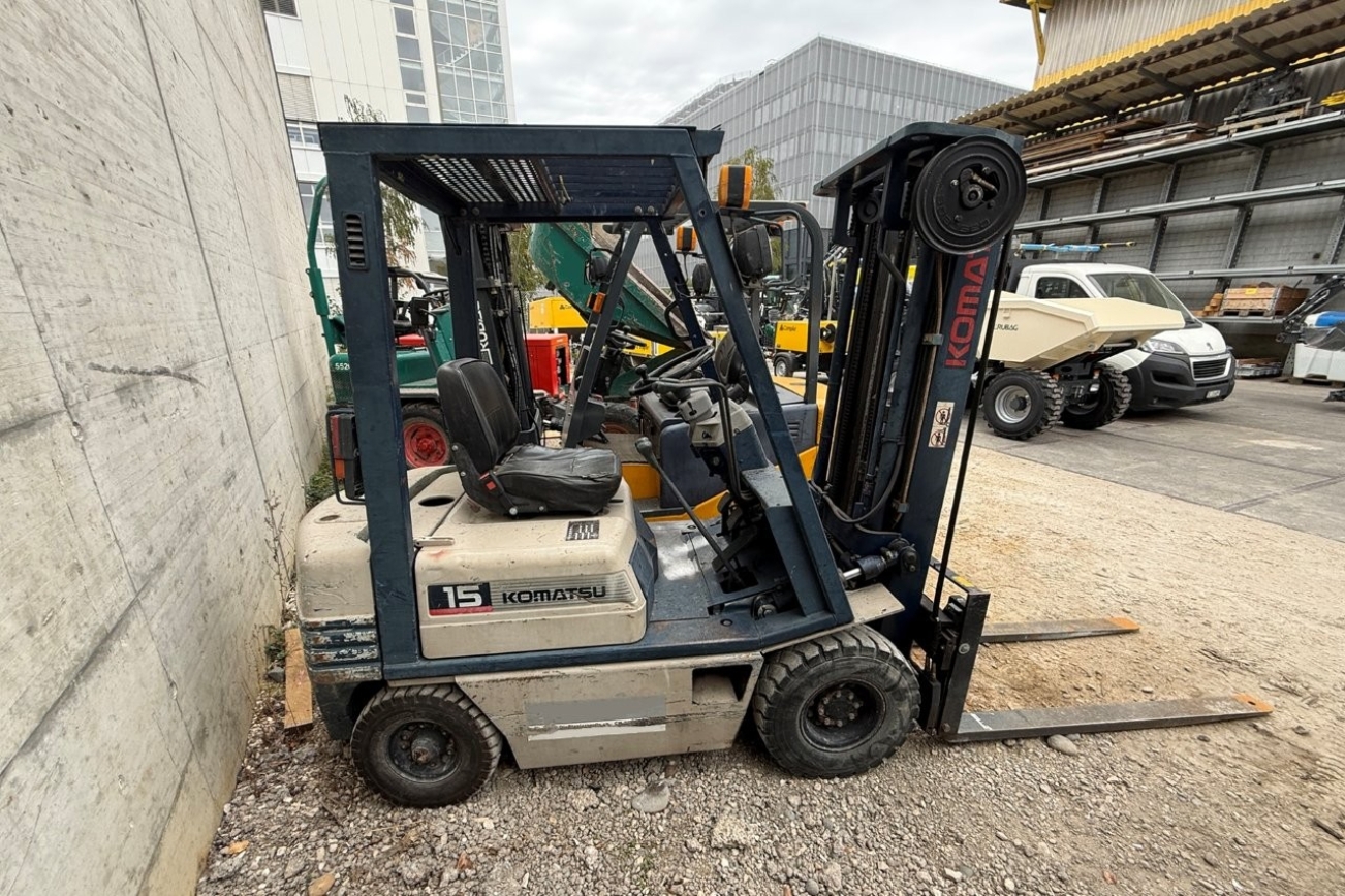 KOMATSU Gabelstapler FG15-5 von der rechten Seite