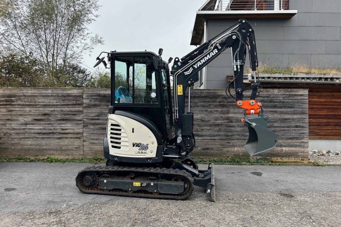 YANMAR Raupenbagger von rechts