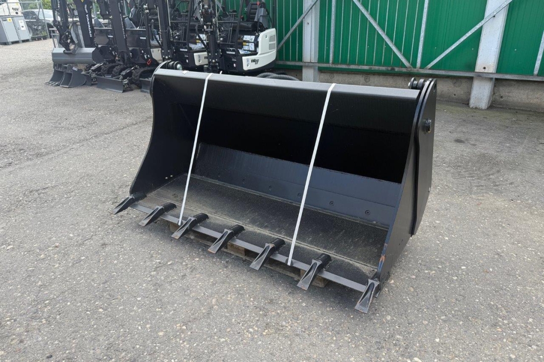YANMAR 4in1 Schaufel von vorne