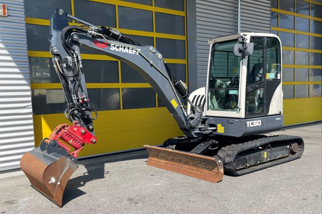 SCHAEFF Raupenbagger TC60 von links