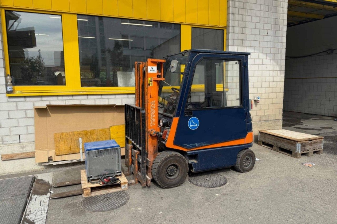 TOYOTA Gabelstapler FBM 25 von der linken Seite