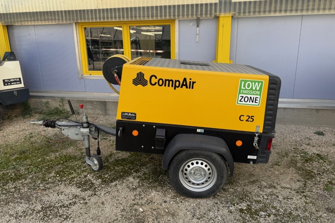 Compair Kompressor C25 in gelb von der linken Seite