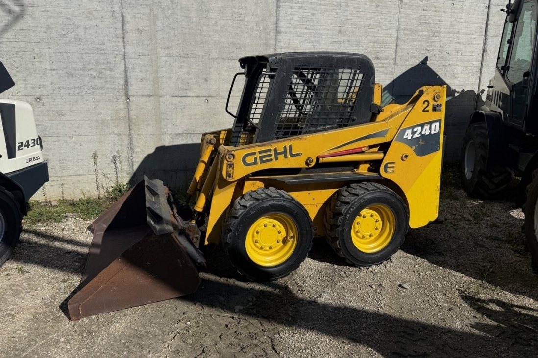 Gehl Kompaktlader SL4240 von der linken Seite