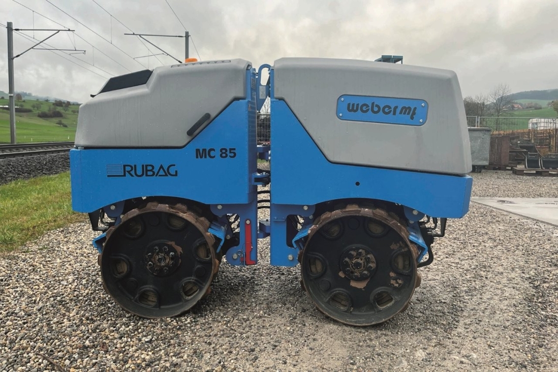 WEBER knickgelenkte Grabenwalze MC85 CCD von der Seite