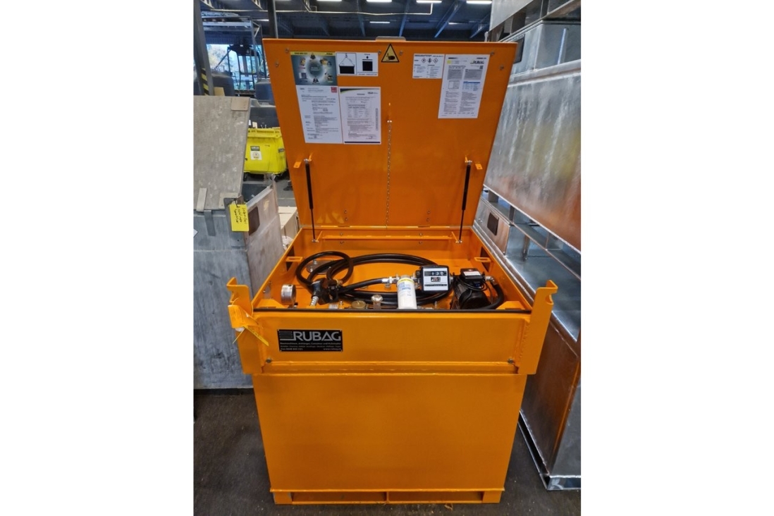 RUBAG Tank KUBUS 2000 von vorne offener Deckel