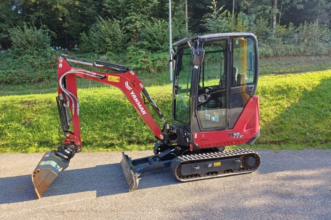 YANMAR Raupenbagger SV19 mit Kabine in rot von der linken Seite
