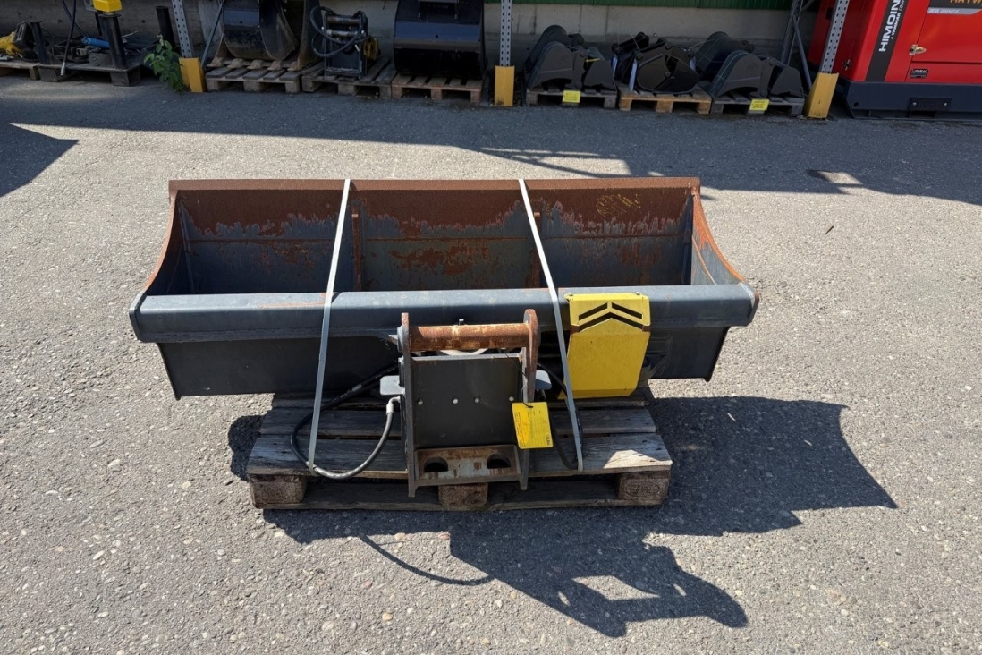 YANMAR Schwenklöffel 1800 mm mit MS08 Aufnahme