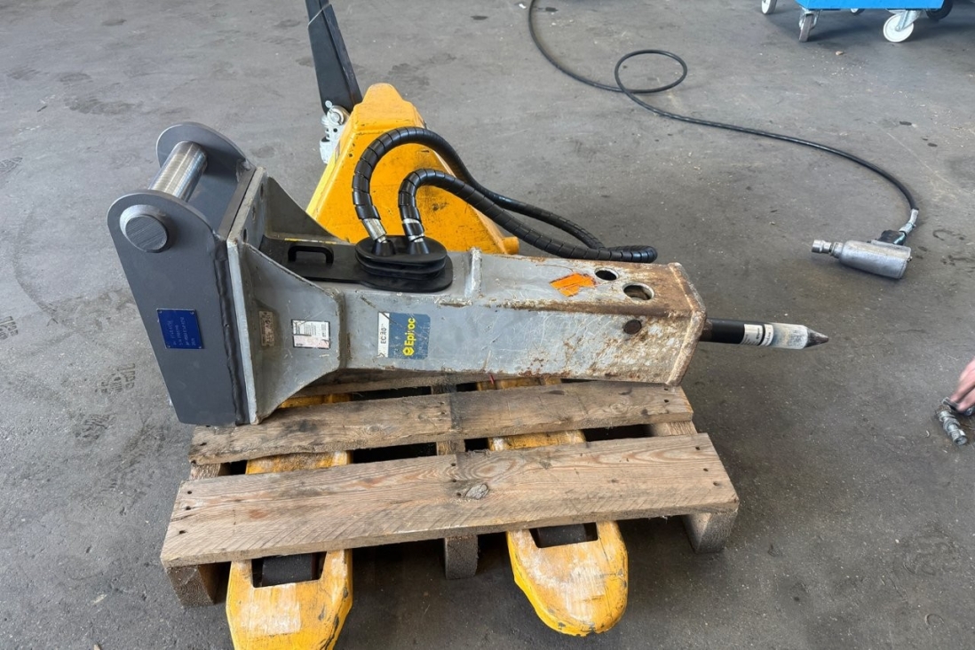 EPIROC Hydraulikhammer EC40 SN 135660 von der rechten Seite