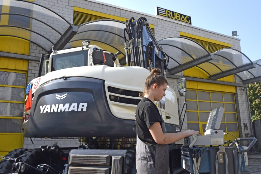 Baumaschinenmechaniker, Arbeiter führt Diagnose an Bagger aus, Chavornay