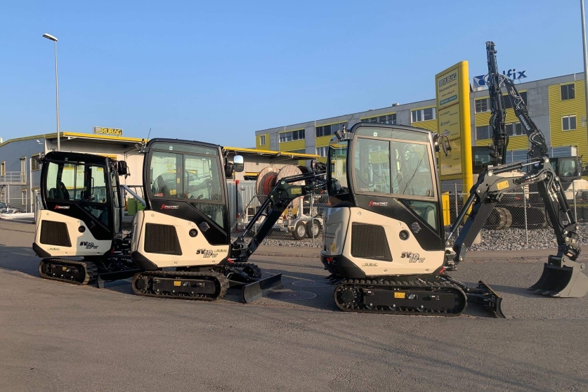3 Bagger auf Strasse vor RUBAG Filiale Otelfingen