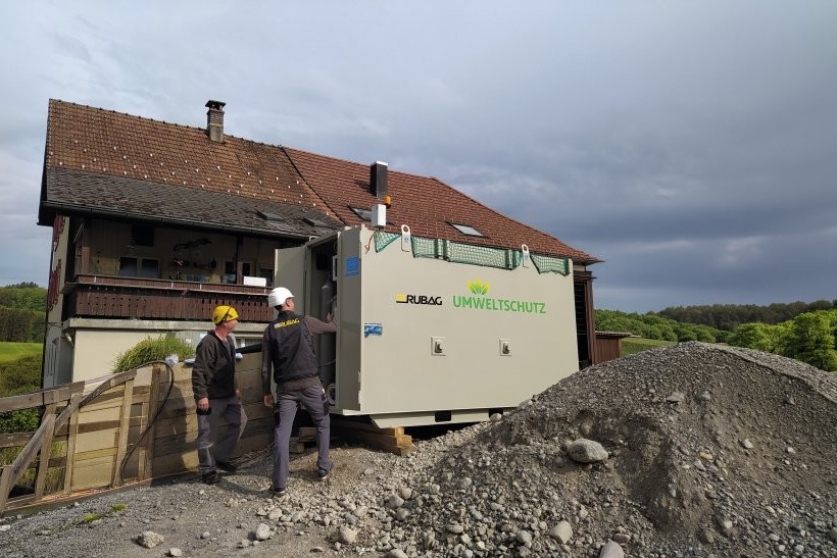 RUBAG Mitarbeiter bei Instruktion Gewässerschutzanlage