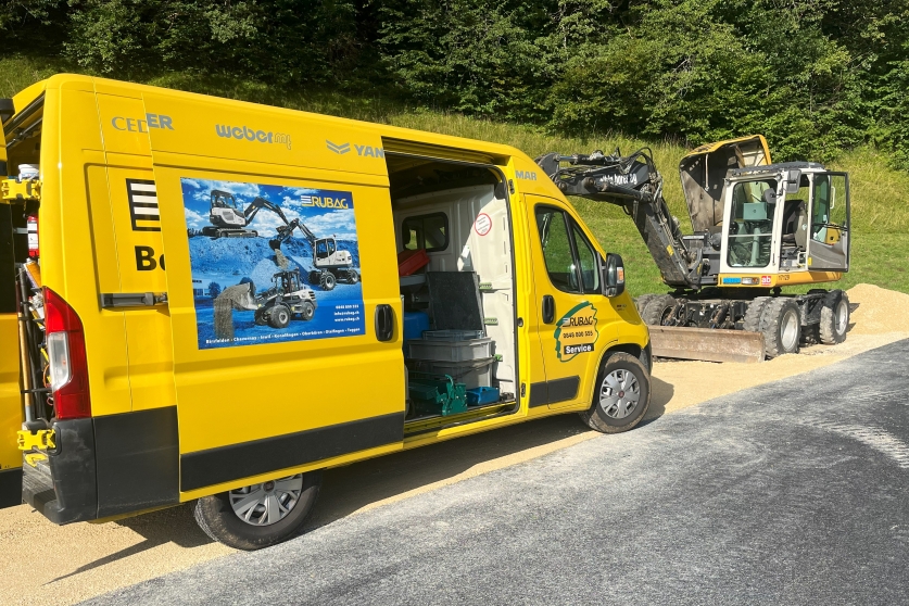 RUBAG Servicebus im Einsatz bei Reparatur Mobilbagger